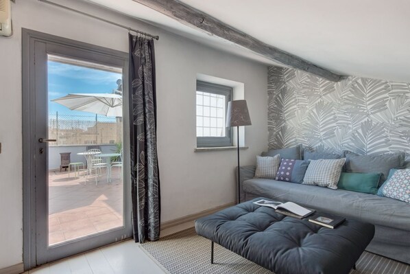 TV - British Embassy Terrace Apartment (Rome)