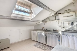 Kühlschrank, Herdplatte, Kochgeschirr/Geschirr/Besteck