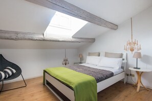1 bedroom, bed sheets - British Embassy Terrace Apartment (Rome)