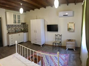 Studio, Garden View | Desk, free WiFi, bed sheets