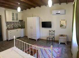 Studio, Garden View | Desk, WiFi (free), bed sheets