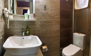 Shower, hair dryer, slippers, towels - Tas Suite Konukevi (Gökçeada)