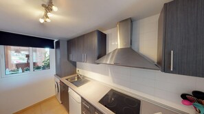 Een koelkast, een oven, een vaatwasser, een waterkoker