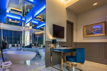 Deluxe Room, Bathtub | Room amenity. Relais San Severo