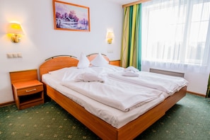 Habitación doble estándar (Main Building) | 1 habitación, escritorio, wifi gratis y ropa de cama 