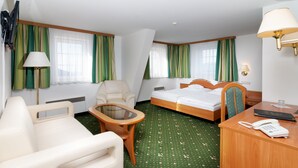 Deluxe Triple Room (DBL + extra bed in Main Building) | 1 bedroom, desk, WiFi (free), bed sheets - Špindlerova bouda (Spindleruv Mlyn)