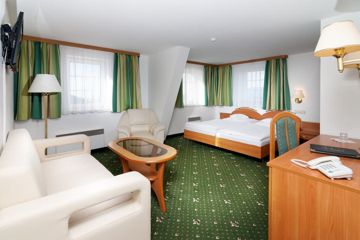 Habitación triple Deluxe (DBL + extra bed in Main Building) | 1 dormitorio, escritorio, wifi gratis y ropa de cama