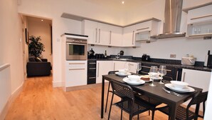Casa de lujo, baño privado | Restaurante