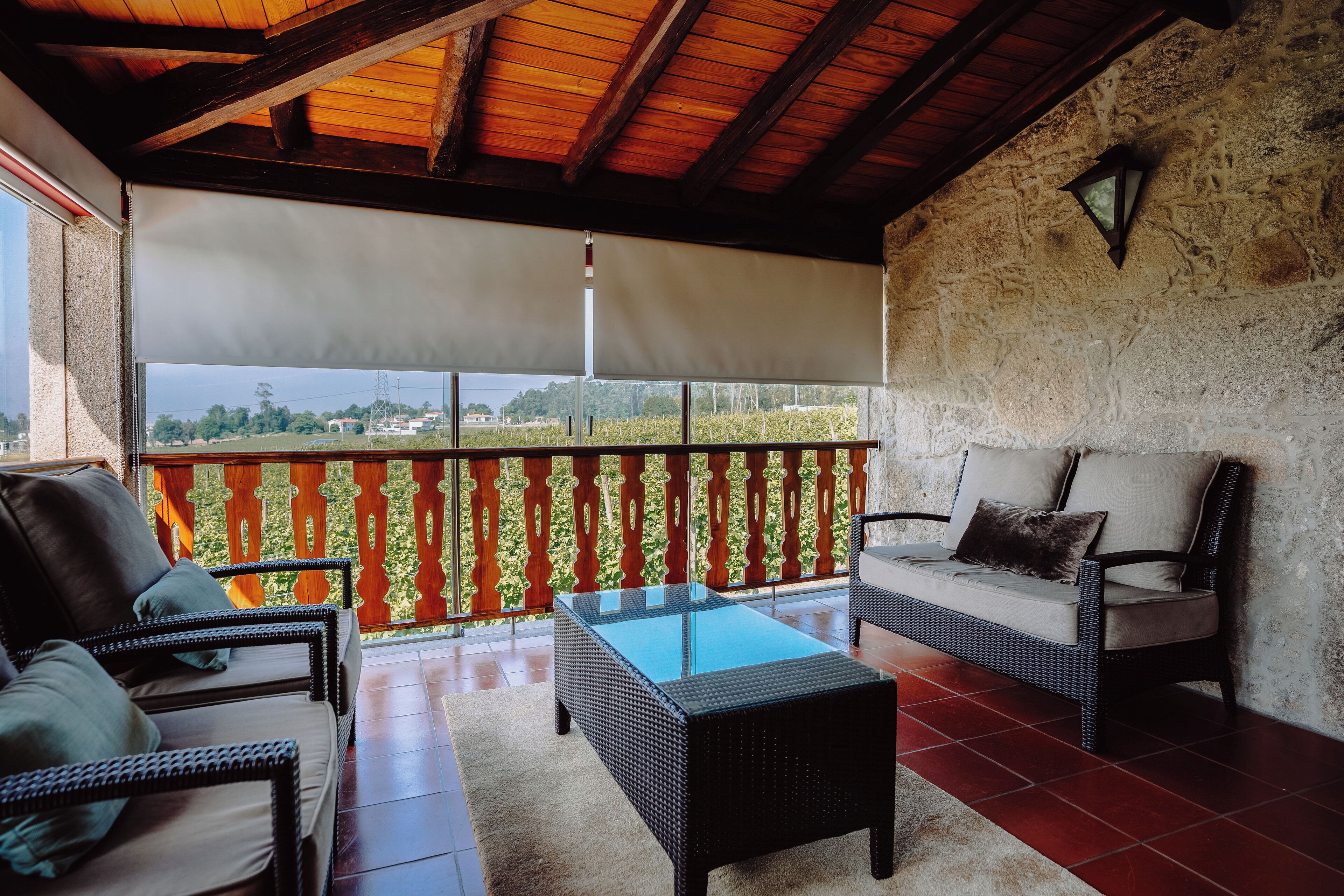 Villa familiar, 2 habitaciones | Zona de estar | Televisión de pantalla plana de 50 cm con canales por cable, libros