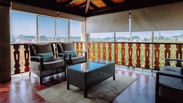Villa familiar, 2 habitaciones | Zona de estar | Televisión de pantalla plana de 50 cm con canales por cable, libros