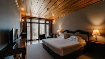 Superior Double or Twin Room | Minibar, individually decorated, individually furnished, desk