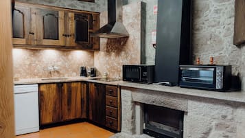 Family Villa, 2 Bedrooms | Dapur peribadi | Cerek elektrik