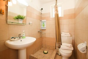 House, 3 Bedrooms | Bathroom