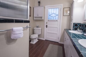 Regadera, secadora de cabello, toallas, jabón 