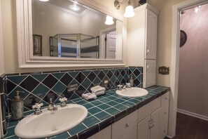 Regadera, secadora de cabello, toallas, jabón 