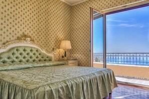 Rom – junior, 1 queensize-seng, sjøutsikt | 1 soverom, minibar, lydisolert og wi-fi (inkludert)