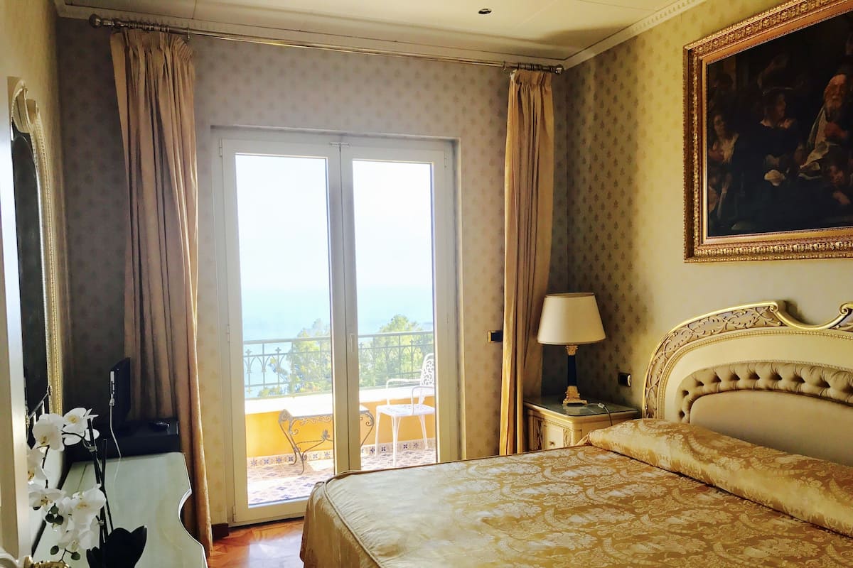 Deluxe Room, 1 Queen Bed, Sea View | 1 bedroom, minibar, soundproofing, free WiFi