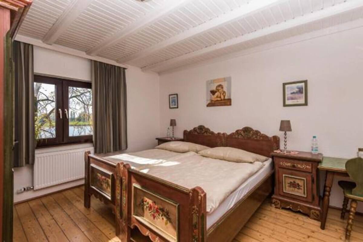 Rollaway beds (surcharge), WiFi (free), bed sheets