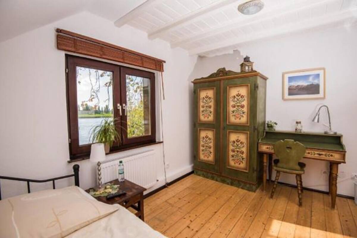 Rollaway beds, free WiFi, bed sheets