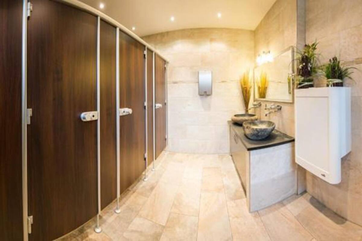 Deep soaking tub, towels