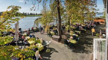 تناول الطعام بالخارج