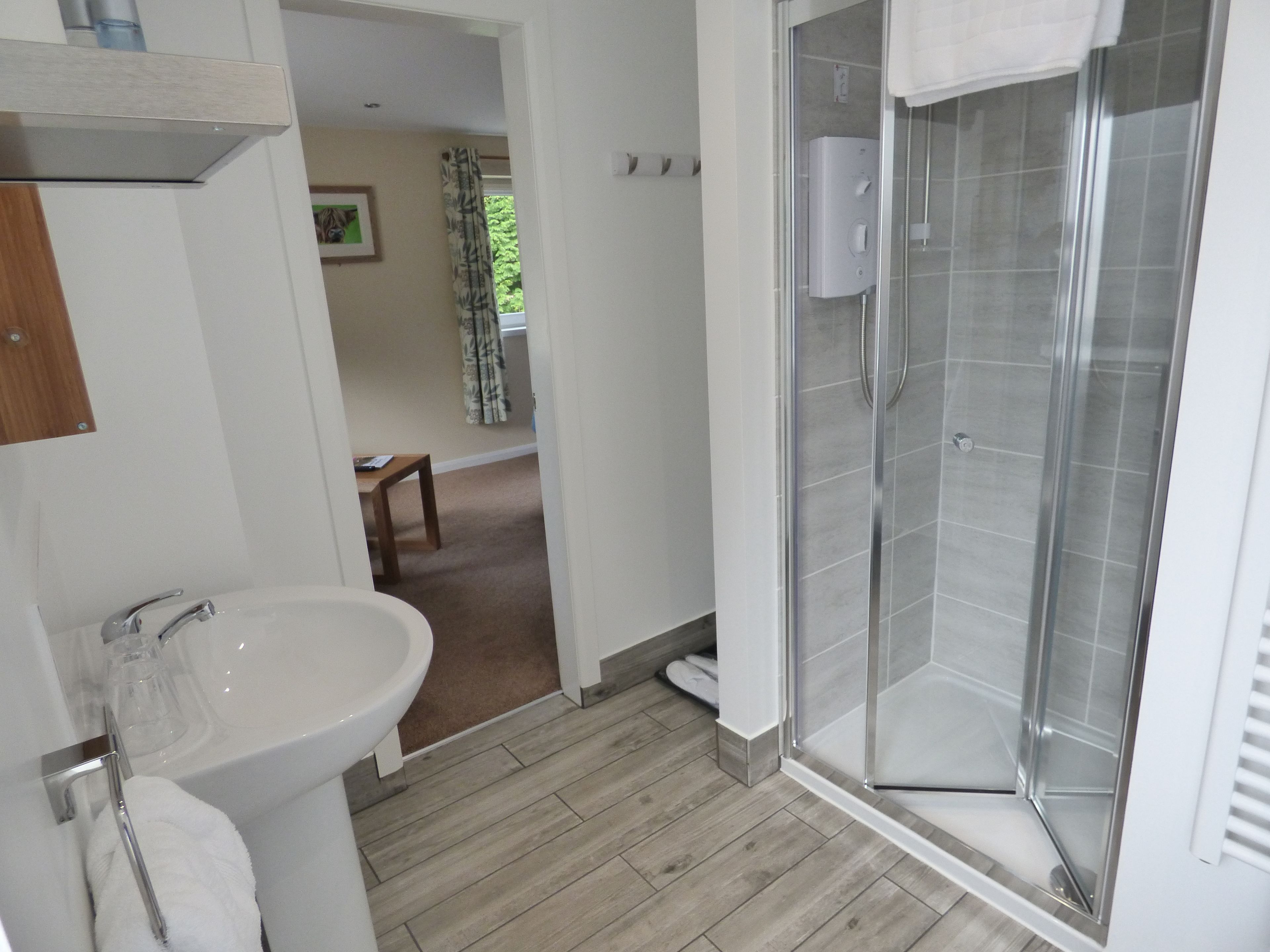 Standard Double Room, 1 King Bed | Bathroom | Slippers, towels
