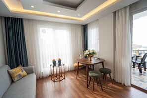 En 107-tommers LCD-TV med Parabol-TV samt TV