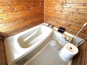 베이직 캐빈, 침실 2개 | 욕실 | 별도의 욕조 및 샤워 시설, 전신 욕조, 무료 세면용품, 헤어드라이어
