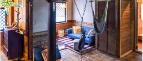 Cabane, 2 chambres | Coin séjour | Télévision