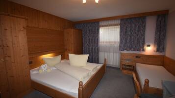 2 quartos, ferros/tábuas de passar roupa, berço de viagem