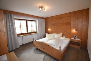 4 habitaciones, tabla de planchar con plancha y cuna de viaje