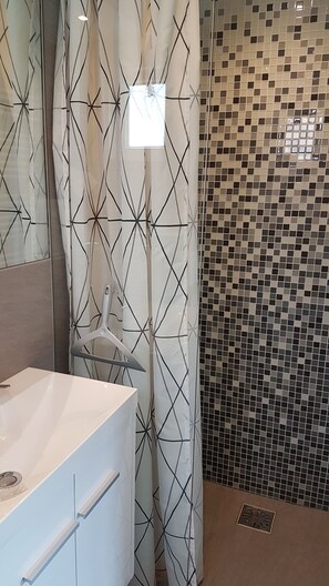 Departamento, 3 habitaciones (Mus) | Baño | Regadera y toallas 