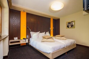 In-room safe, individually decorated, individually furnished - Hotel Restaurant & Spa - Le Cerf (Marlenheim)
