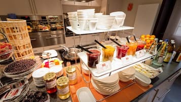 Päivittäinen buffetaamiainen (21 EUR per henkilö)