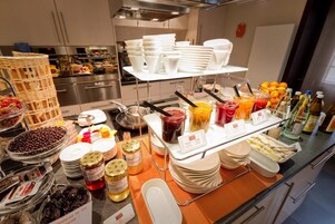 Café da manhã com buffet todos os dias (EUR 21 por pessoa) 