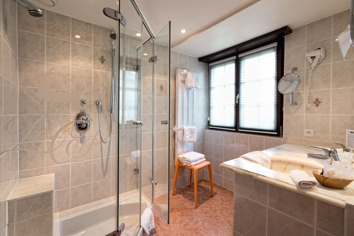 room (privilège) | bathroom | slippers, towels, soap, shampoo