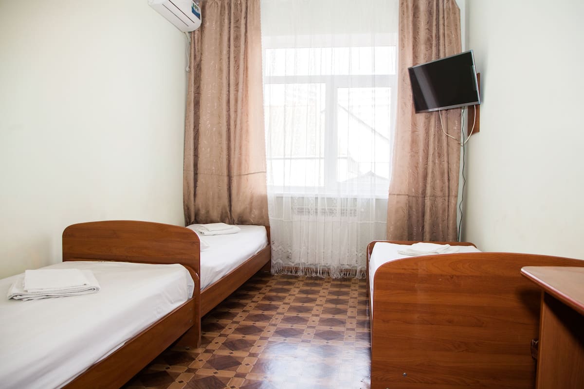 Dreibettzimmer, 3 Einzelbetten | Bügeleisen/Bügelbrett, kostenloses WLAN, Bettwäsche