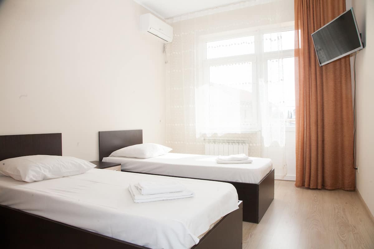 Standard-Zweibettzimmer, Balkon | Bügeleisen/Bügelbrett, kostenloses WLAN, Bettwäsche