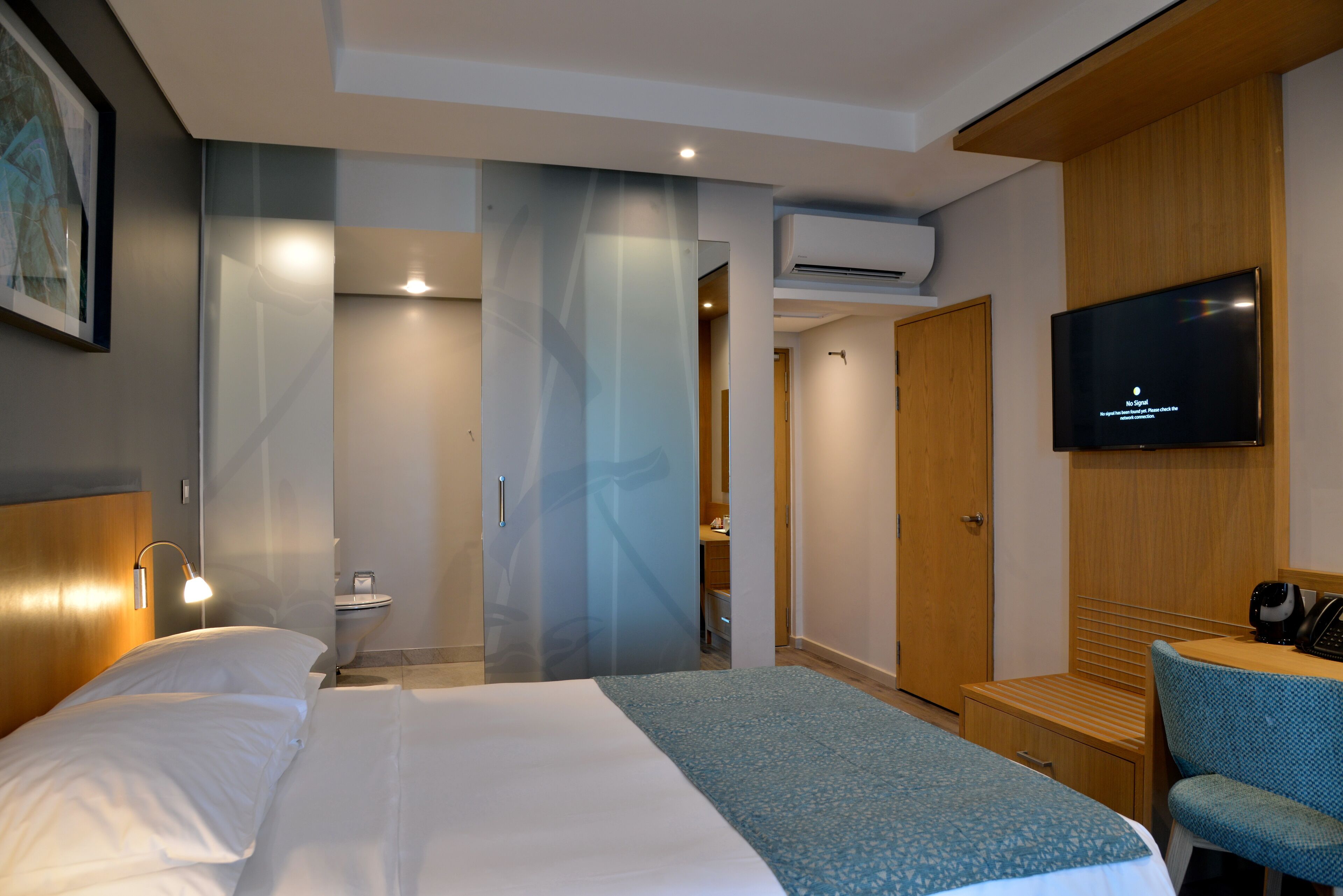 in-room safe, desk, laptop workspace, blackout curtains