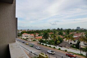 Zona residencial con casas, una calle y algunos vehículos.
