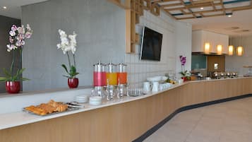Colazione all'inglese, servita nei giorni feriali (15 USD a persona)