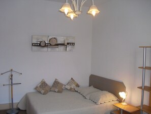 1 slaapkamer, een bureau, een strijkplank/strijkijzer