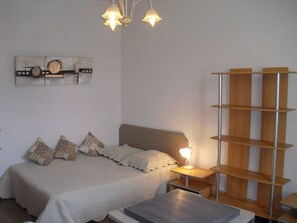 1 habitación, escritorio y tabla de planchar con plancha 