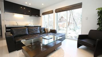 Chalet Confort, 2 chambres | Coin séjour | Télévision à écran plat, chauffage par le sol