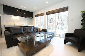 Chalet Confort, 2 habitaciones | Área de sala de estar | Televisión de pantalla plana y piso con calefacción 