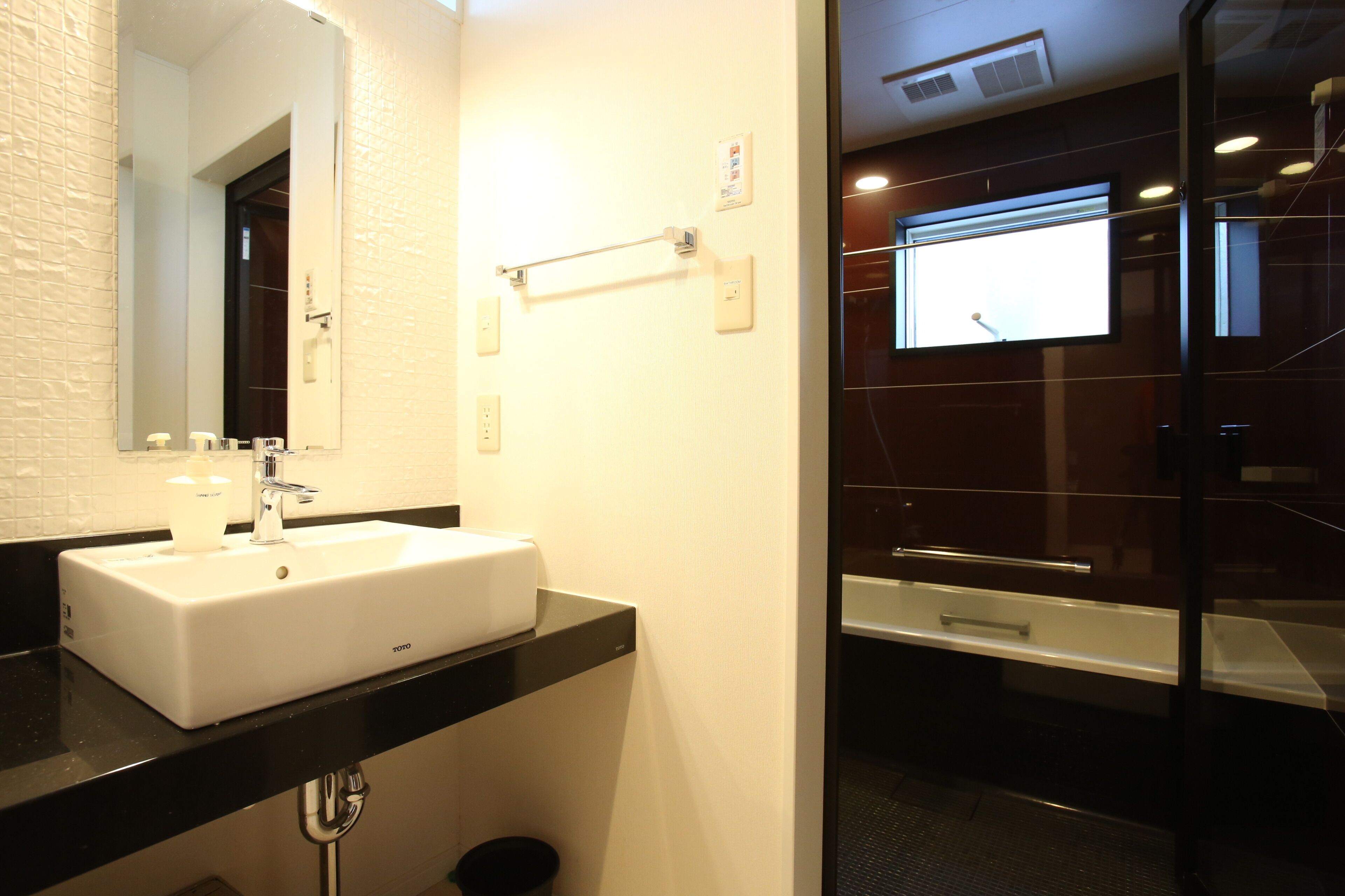 컴포트 샬레, 침실 2개 | 욕실 | 별도의 욕조 및 샤워 시설, 무료 세면용품, 헤어드라이어, 슬리퍼