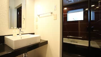 Comfort Chalet, 2 Bedrooms | Bathroom | Separate tub and shower, free toiletries, hair dryer, slippers