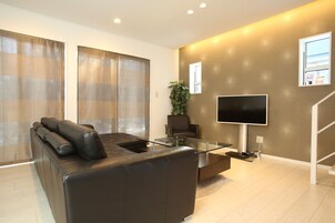 Televisión de pantalla plana, piso con calefacción