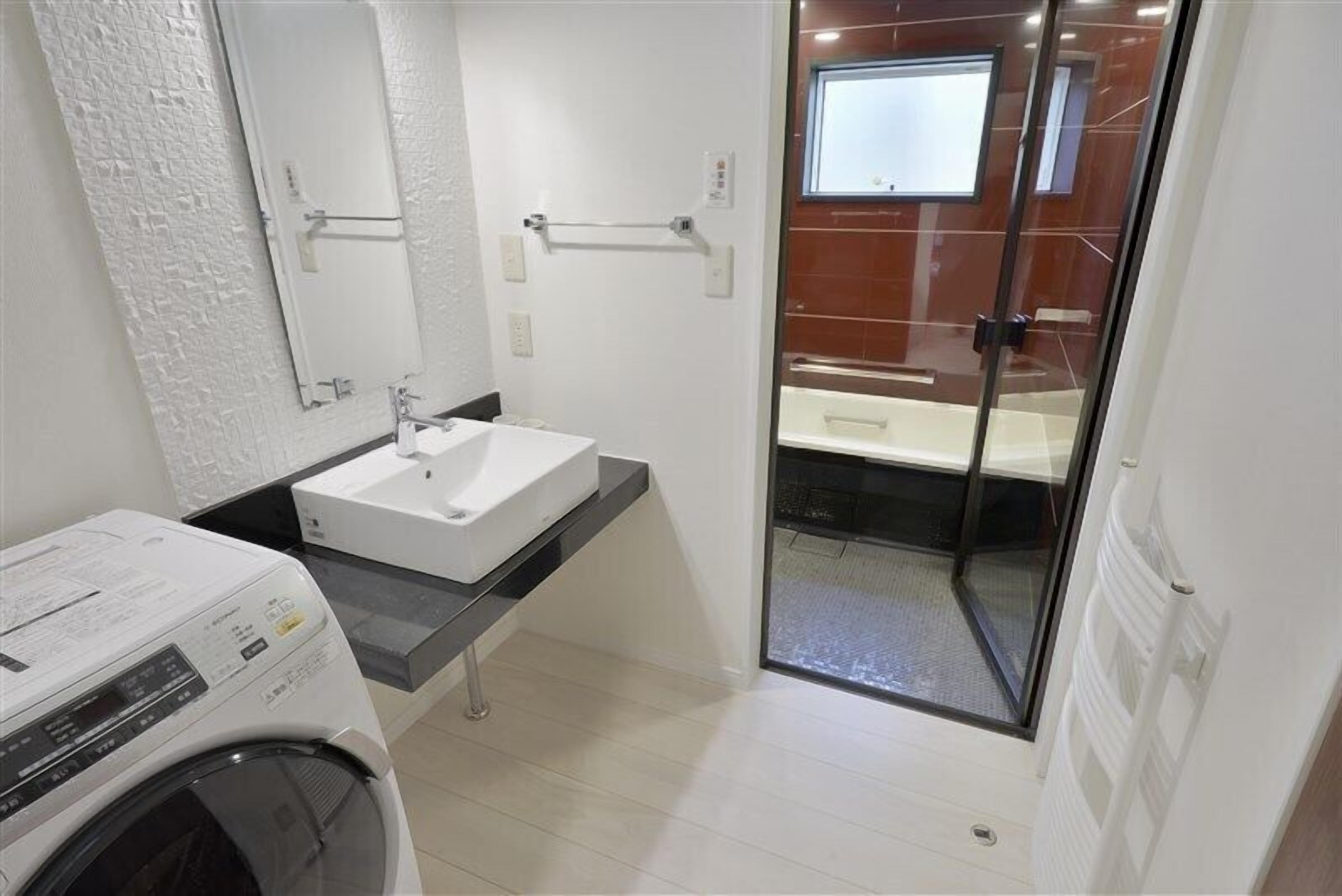 コンフォート シャレー 2 ベッドルーム | バスルーム | 個別の浴槽とシャワー、バスアメニティ (無料)、ヘアドライヤー、スリッパ