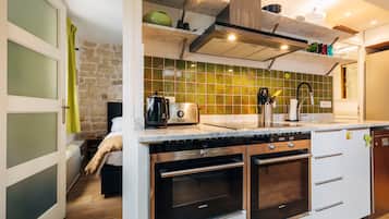 Réfrigérateur, micro-ondes, four, plaque de cuisson